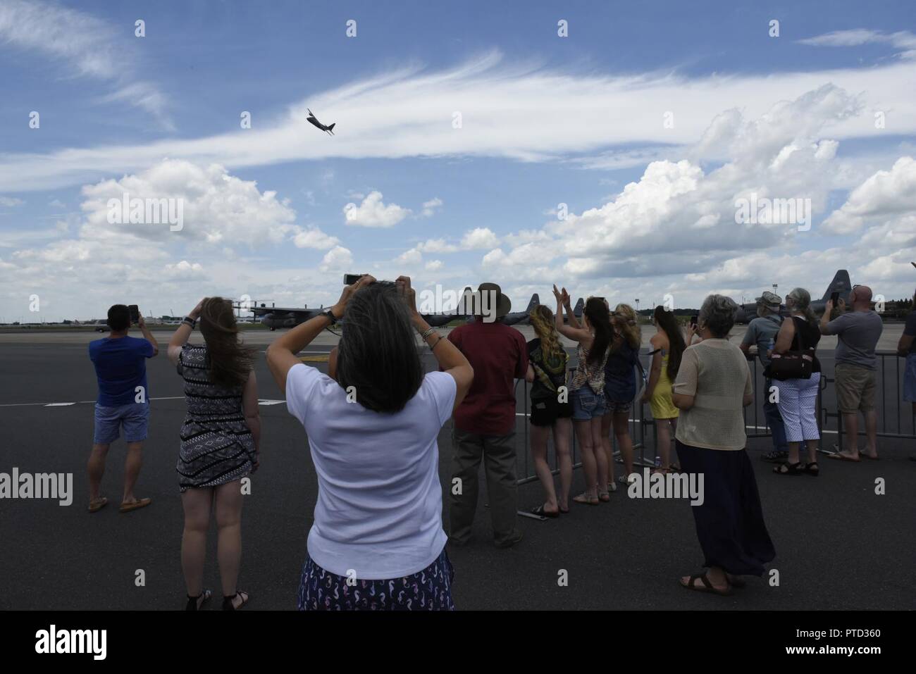 Fotos von North Carolina Air National Guard Flieger Rückkehr aus Einsatz in Übersee unterstützen den Betrieb der Freiheit des Sentinel, auf der North Carolina Air National Guard Base, Charlotte Douglas International Airport, 7. Juli 2017. Die Flieger wurden von Führung und Familie Mitglieder begrüßt. Dies war die letzte C-130-Implementierung für die NCANG als Einheit Übergänge zu den C-17-Flugzeugen. Stockfoto