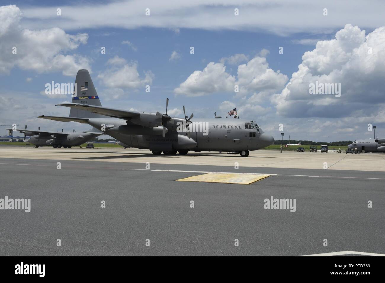 Fotos von North Carolina Air National Guard Flieger Rückkehr aus Einsatz in Übersee unterstützen den Betrieb der Freiheit des Sentinel, auf der North Carolina Air National Guard Base, Charlotte Douglas International Airport, 7. Juli 2017. Die Flieger wurden von Führung und Familie Mitglieder begrüßt. Dies war die letzte C-130-Implementierung für die NCANG als Einheit Übergänge zu den C-17-Flugzeugen. Stockfoto