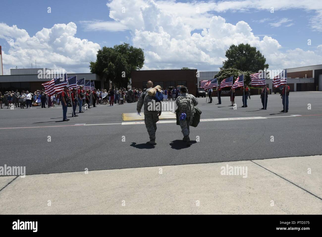 Fotos von North Carolina Air National Guard Flieger Rückkehr aus Einsatz in Übersee unterstützen den Betrieb der Freiheit des Sentinel, auf der North Carolina Air National Guard Base, Charlotte Douglas International Airport, 7. Juli 2017. Die Flieger wurden von Führung und Familie Mitglieder begrüßt. Dies war die letzte C-130-Implementierung für die NCANG als Einheit Übergänge zu den C-17-Flugzeugen. Stockfoto