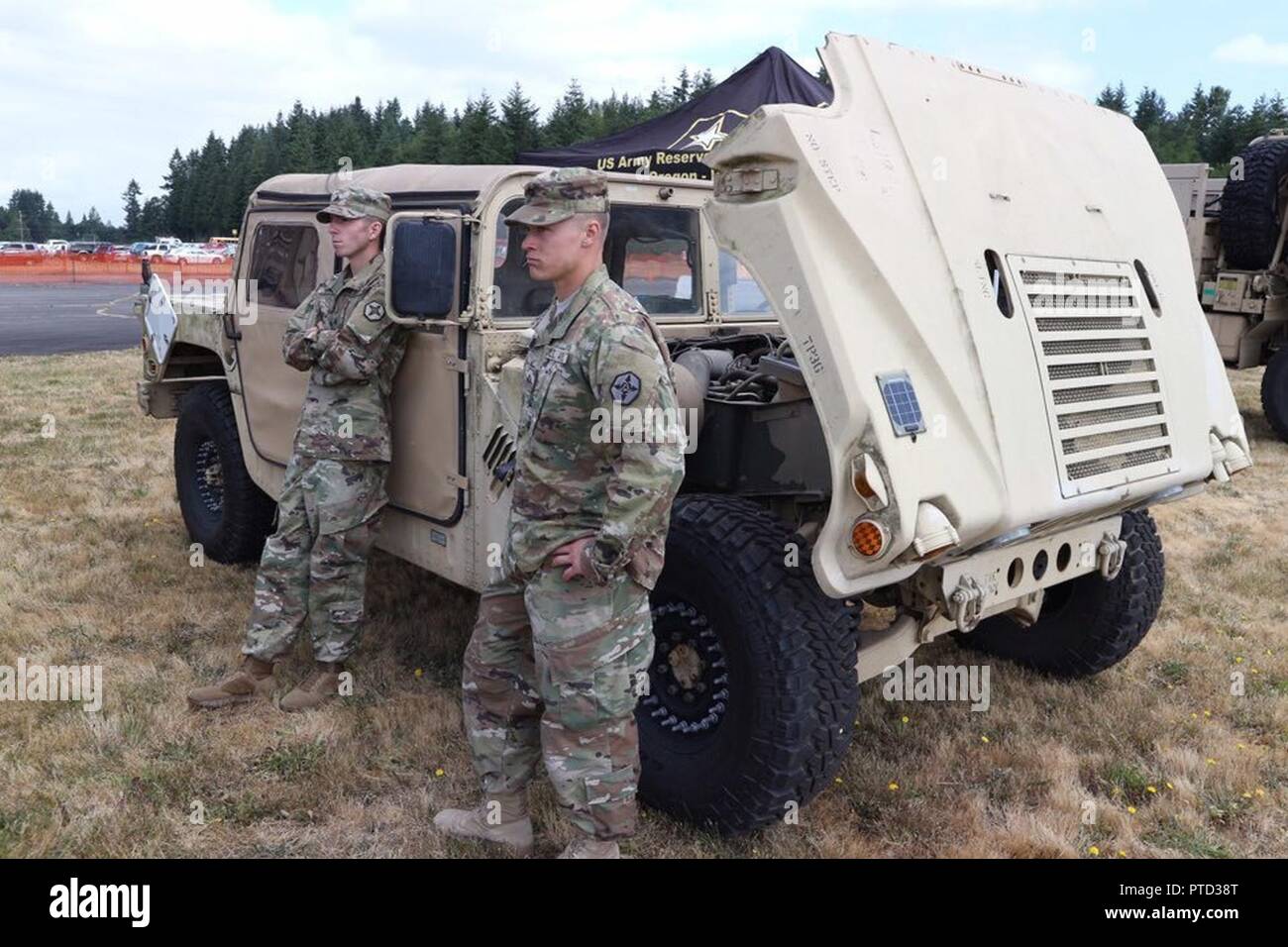 364 ESC Soldaten unterstützt die Arlington Fly-In 7-8 Juli, 2017. Stockfoto