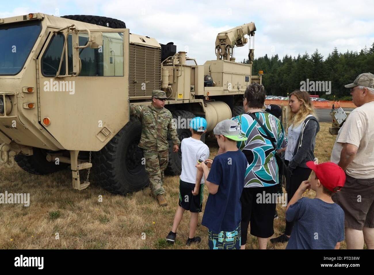 364 ESC Soldaten unterstützt die Arlington Fly-In 7-8 Juli, 2017. Stockfoto
