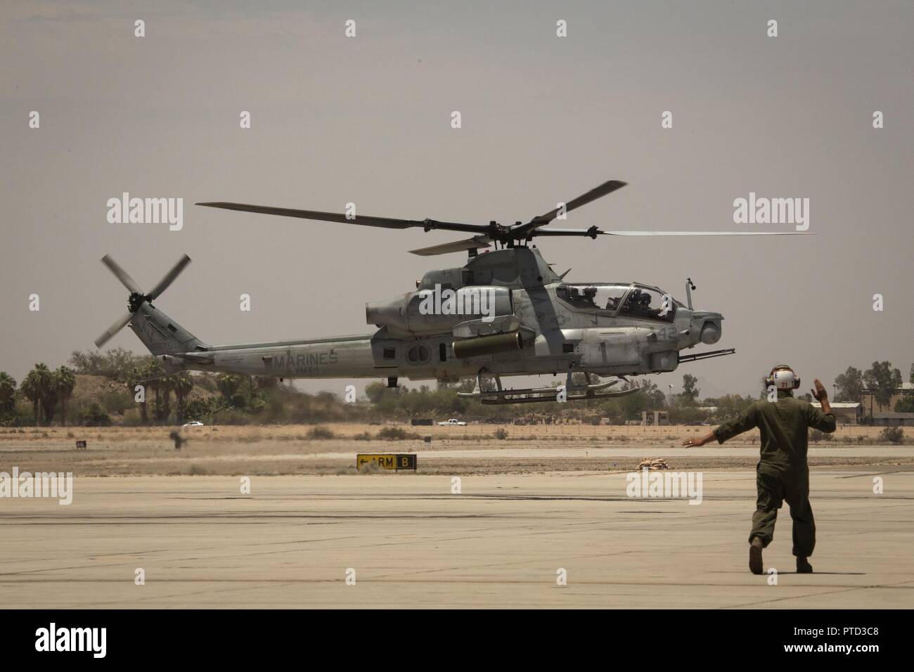 Us Marine Corps Maj. Jasmin Moghbeli, ein Pilotprojekt zu Marine Test und Bewertung Squadron (VMX) 1, ihren letzten Flug in einem AH-1 Cobra' in der Marine Corps Air Station Yuma, Ariz., 7. Juni 2017 leitet zugeordnet. Maj. Moghbeli Berichten dem Johnson Space Center in Houston, Texas, später in diesem Jahr der NASA-Astronaut Kandidat Klasse von 2017 zu besuchen. Stockfoto