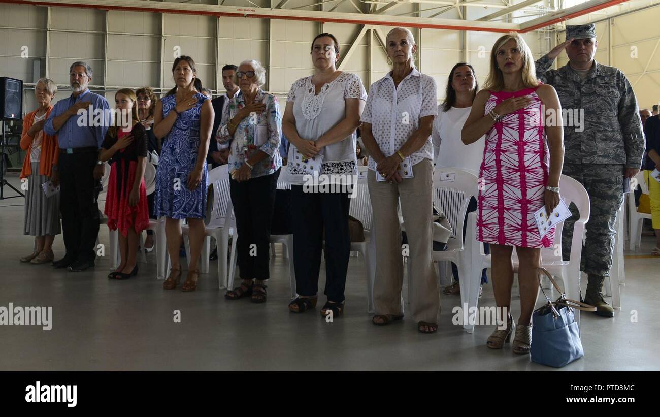 Oberst Jeffrey York übernimmt das Kommando der 31. Mission Support Group von Col. Jenise Carroll bei einem Befehl Zeremonie, 7. Juli 2017, in Aviano Air Base, Italien. Brig. Gen. Lance Landrum, 31 Fighter Wing Commander, den Vorsitz über die Veranstaltung. Stockfoto
