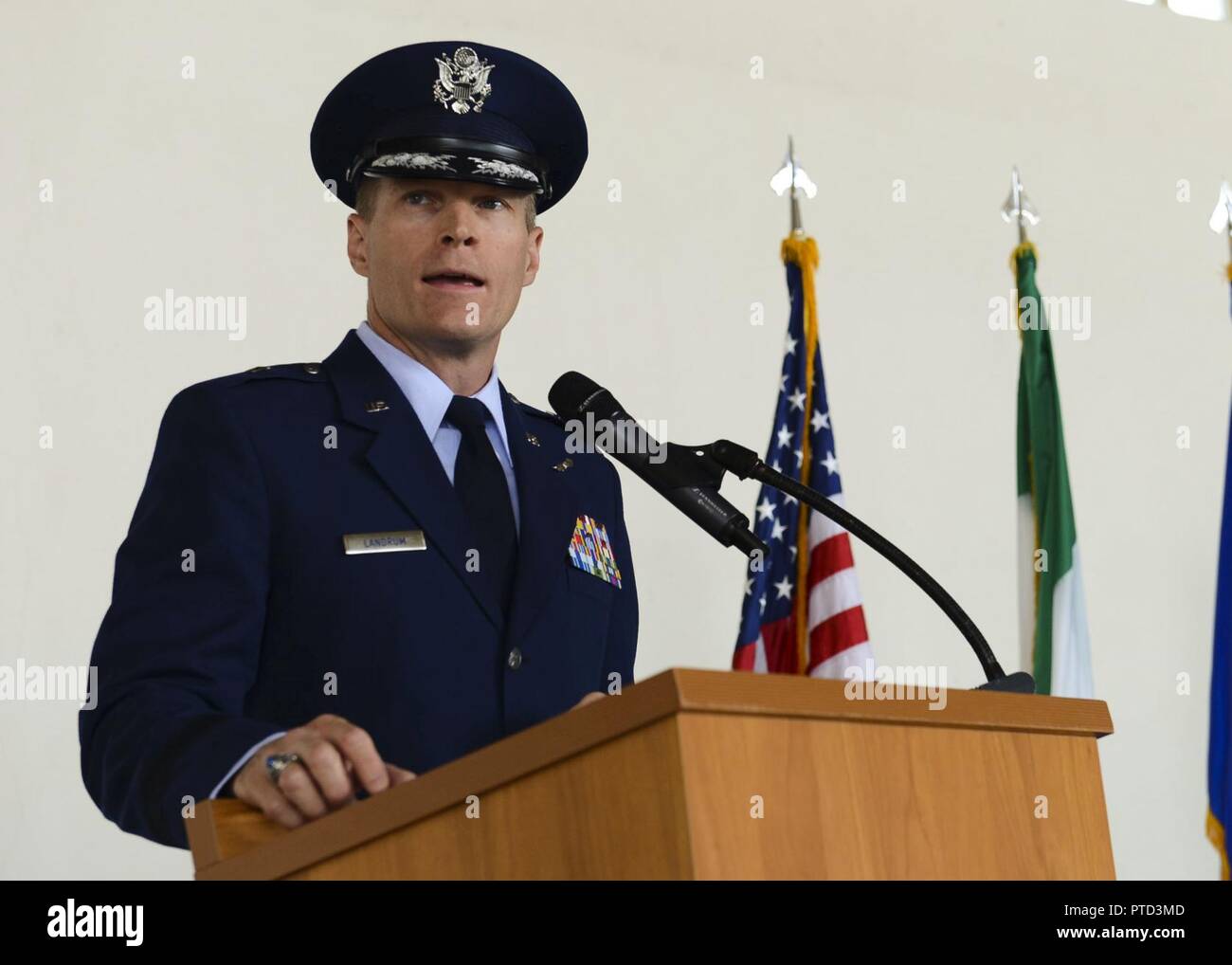 Oberst Jeffrey York übernimmt das Kommando der 31. Mission Support Group von Col. Jenise Carroll bei einem Befehl Zeremonie, 7. Juli 2017, in Aviano Air Base, Italien. Brig. Gen. Lance Landrum, 31 Fighter Wing Commander, den Vorsitz über die Veranstaltung. Stockfoto