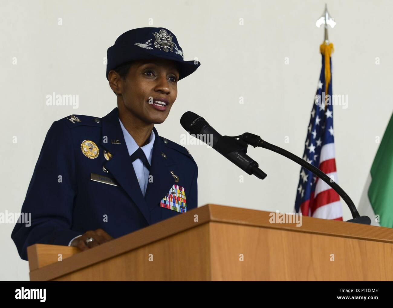 Oberst Jeffrey York übernimmt das Kommando der 31. Mission Support Group von Col. Jenise Carroll bei einem Befehl Zeremonie, 7. Juli 2017, in Aviano Air Base, Italien. Brig. Gen. Lance Landrum, 31 Fighter Wing Commander, den Vorsitz über die Veranstaltung. Stockfoto