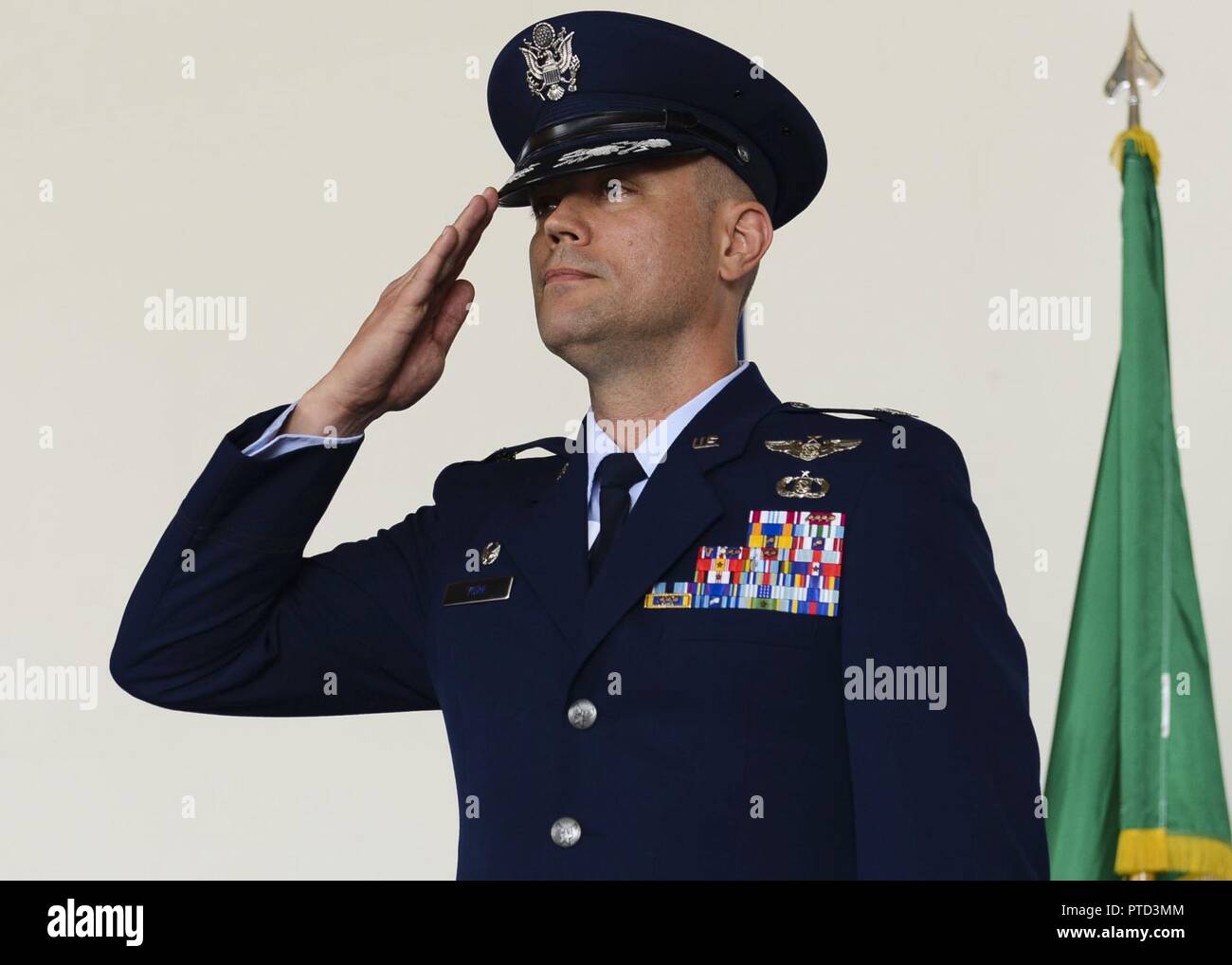 Oberst Jeffrey York übernimmt das Kommando der 31. Mission Support Group von Col. Jenise Carroll bei einem Befehl Zeremonie, 7. Juli 2017, in Aviano Air Base, Italien. Brig. Gen. Lance Landrum, 31 Fighter Wing Commander, den Vorsitz über die Veranstaltung. Stockfoto