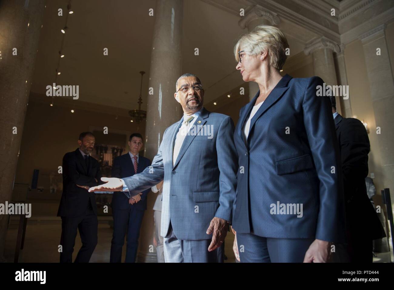 Brion Moore, Arlington National Cemetery stellvertretender Betriebsleiter, Field Operations, Gesten zu Roberta Pinotti, der italienische Minister für Verteidigung, das Denkmal Amphitheater in Arlington National Cemetery, Arlington, Virginia, 11. Juli 2017 zu beenden. Pinotti legte einen Kranz am Grab des Unbekannten Soldaten und das Denkmal Amphitheater Anzeige Zimmer tourte. Stockfoto