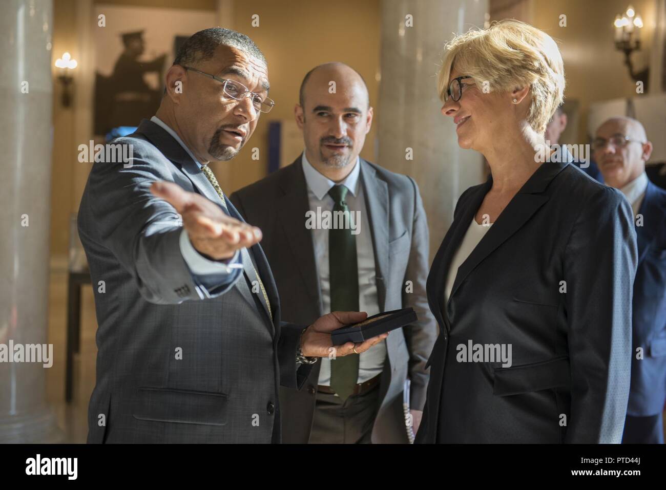 Roberta Pinotti, der italienische Minister für Verteidigung, tauscht ein Geschenk mit Brion Moore, Arlington National Cemetery stellvertretender Betriebsleiter, Field Operations, auf dem Arlington National Cemetery, Arlington, Virginia, 11. Juli 2017. Pinotti legte einen Kranz am Grab des Unbekannten Soldaten früher und das Denkmal Amphitheater Anzeige Zimmer tourte. Stockfoto