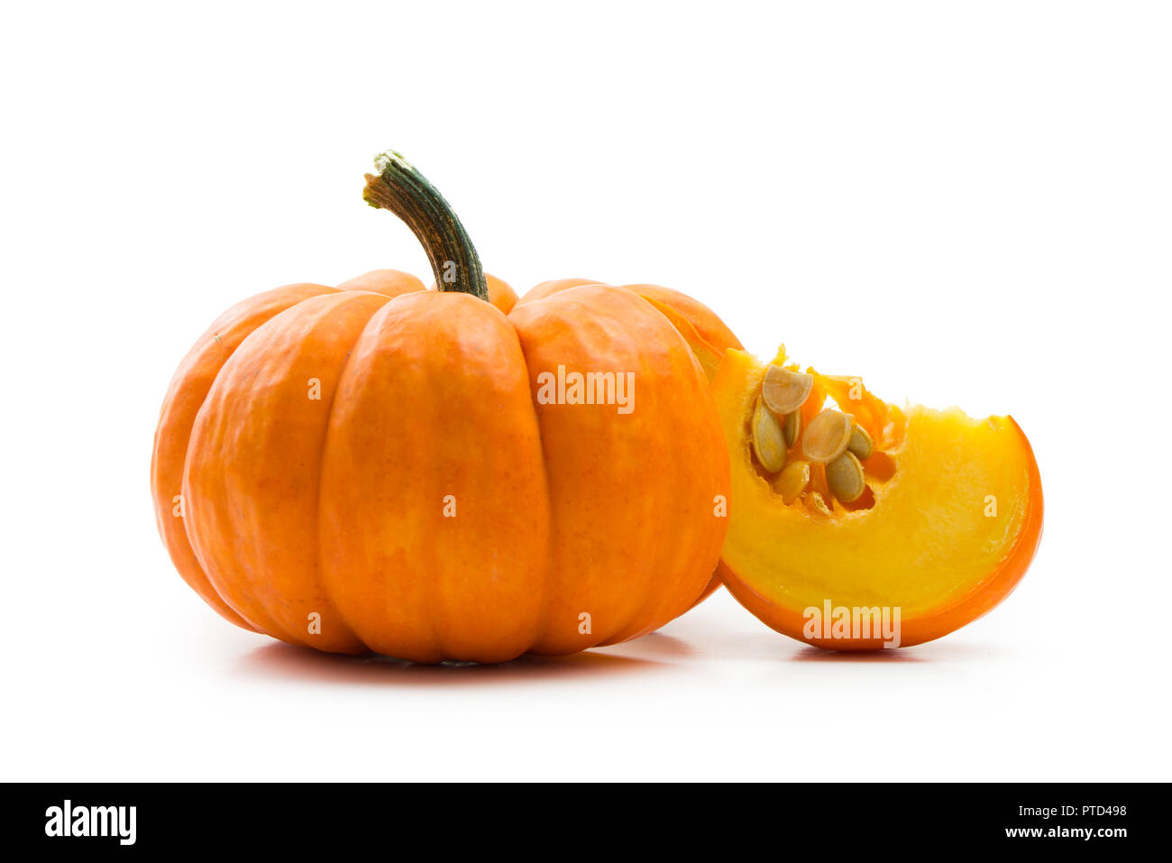 Frische orange Miniatur Kürbis isoliert Stockfoto