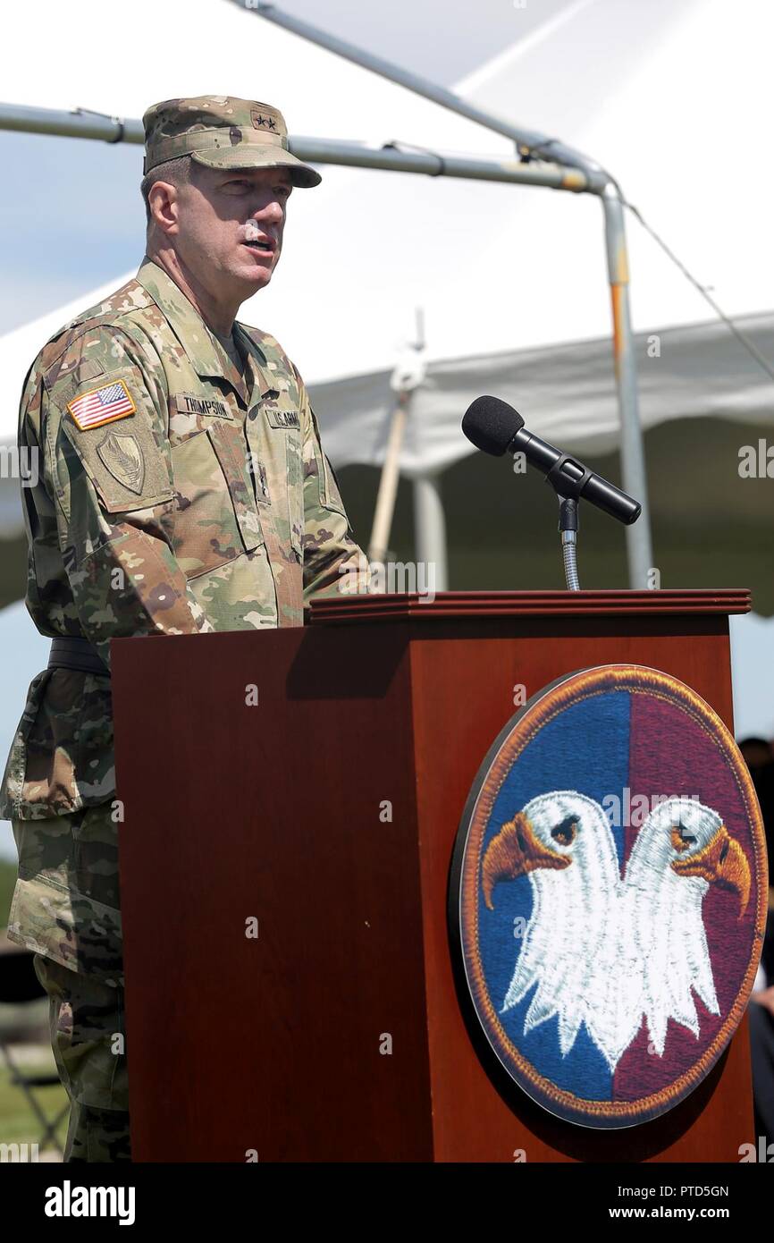 Generalmajor Tracy A. Thompson, Stellvertretender Kommandierender General für den Support, die US-Armee finden, gibt Erläuterungen während der 85. Unterstützung Verzicht Befehl ist der Befehl Zeremonie in Arlington Heights, Illinois, 9. Juli 2017, in Brig. Gen. Frederick R. Maiocco jr., 85. Unterstützt den Befehl kommandierender General, der Befehl Farben Thompson aufgegeben. Der 85. Unterstützt den Befehl, mit der ersten Armee zusammengeschlossen, besteht aus 46 Armee-reserve Bataillone, neun Brigade support Elemente, und fast 4.300 Soldaten und Zivilisten in den kontinentalen Vereinigten Staaten und Puerto Rico. Die Einheiten erzeugen combat ready"-Einheiten Stockfoto