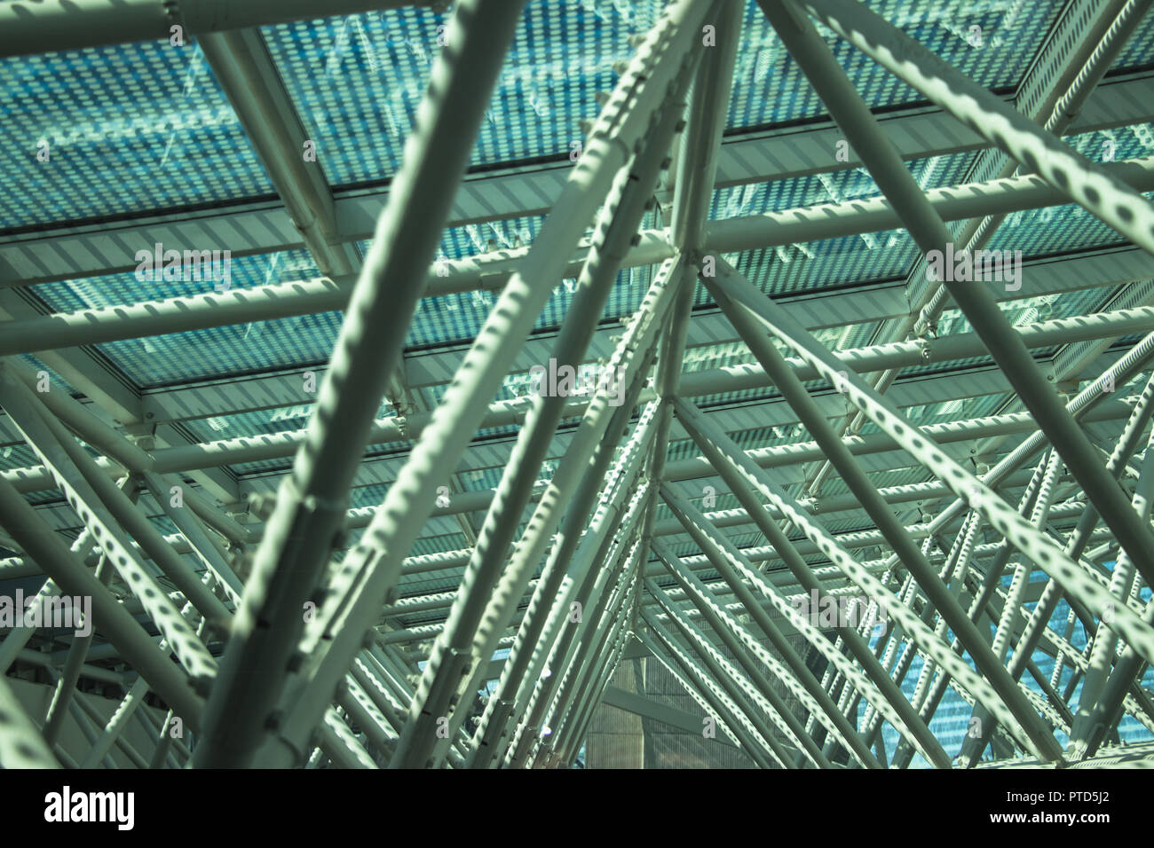 Moderne Dachkonstruktion - zeitgenössische Architektur. Geometrische Konstruktion aus Glas und Stahl. Stockfoto