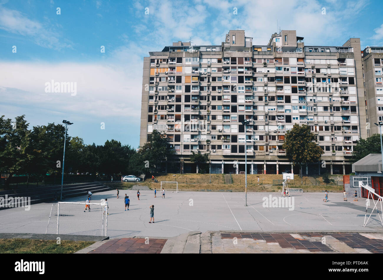 Kinder spielen Fußball in Block 23, Neu Belgrad (Novi Beograd), Belgrad, Serbien, Balkan, September 2018 Stockfoto