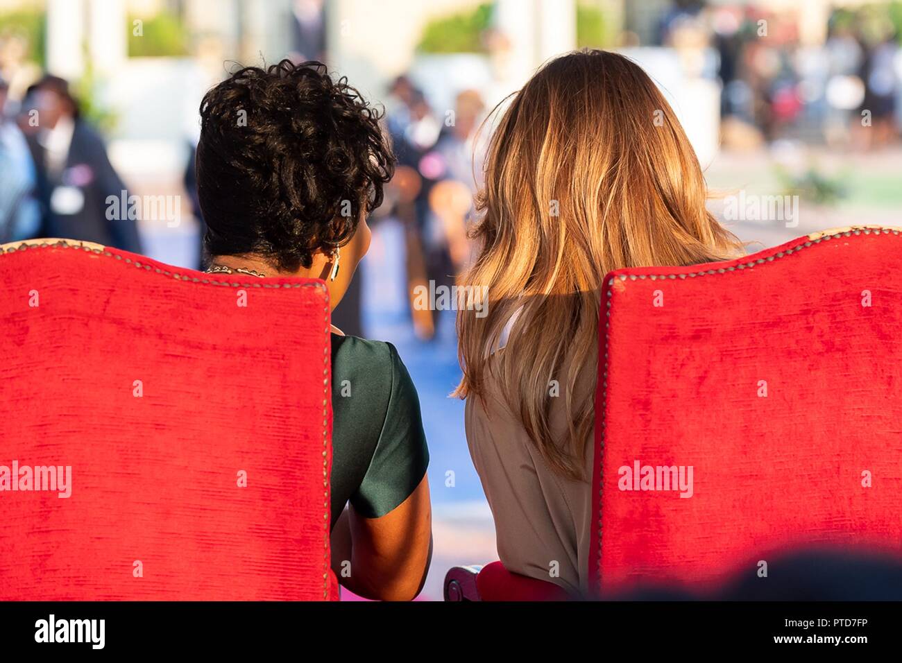 Us-First Lady Melania Trump, Recht, Uhren ein traditioneller Tanz Zeremonie mit Gertrude Maseko Mutharika, die First Lady von Malawi, während einer Willkommenszeremonie auf dem Malawi State House Oktober 4, 2018 in Lilongwe, Malawi. Dies ist die erste Solo internationale Reise durch die First Lady. Stockfoto
