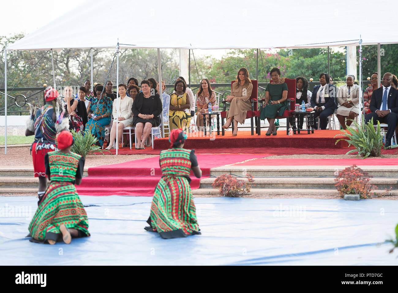 Us-First Lady Melania Trump, Links, Uhren ein traditioneller Tanz Zeremonie mit Gertrude Maseko Mutharika, die First Lady von Malawi, während einer Willkommenszeremonie auf dem Malawi State House Oktober 4, 2018 in Lilongwe, Malawi. Dies ist die erste Solo internationale Reise durch die First Lady. Stockfoto