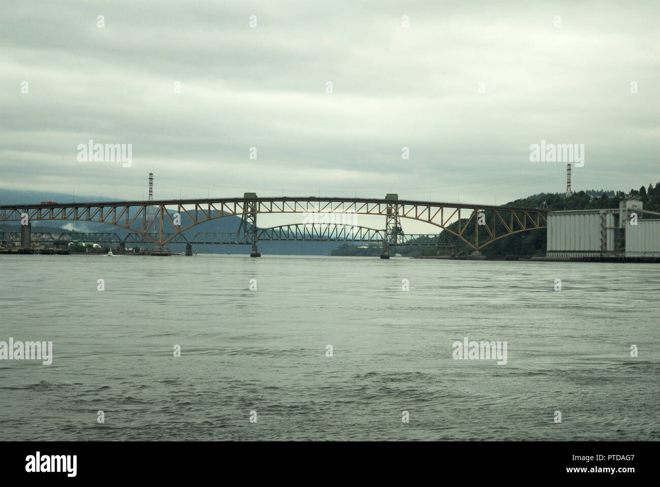 Eisenarbeiter Memorial Bridge über Burrard Inlet in Vancouver, British Columbia, Kanada Stockfoto