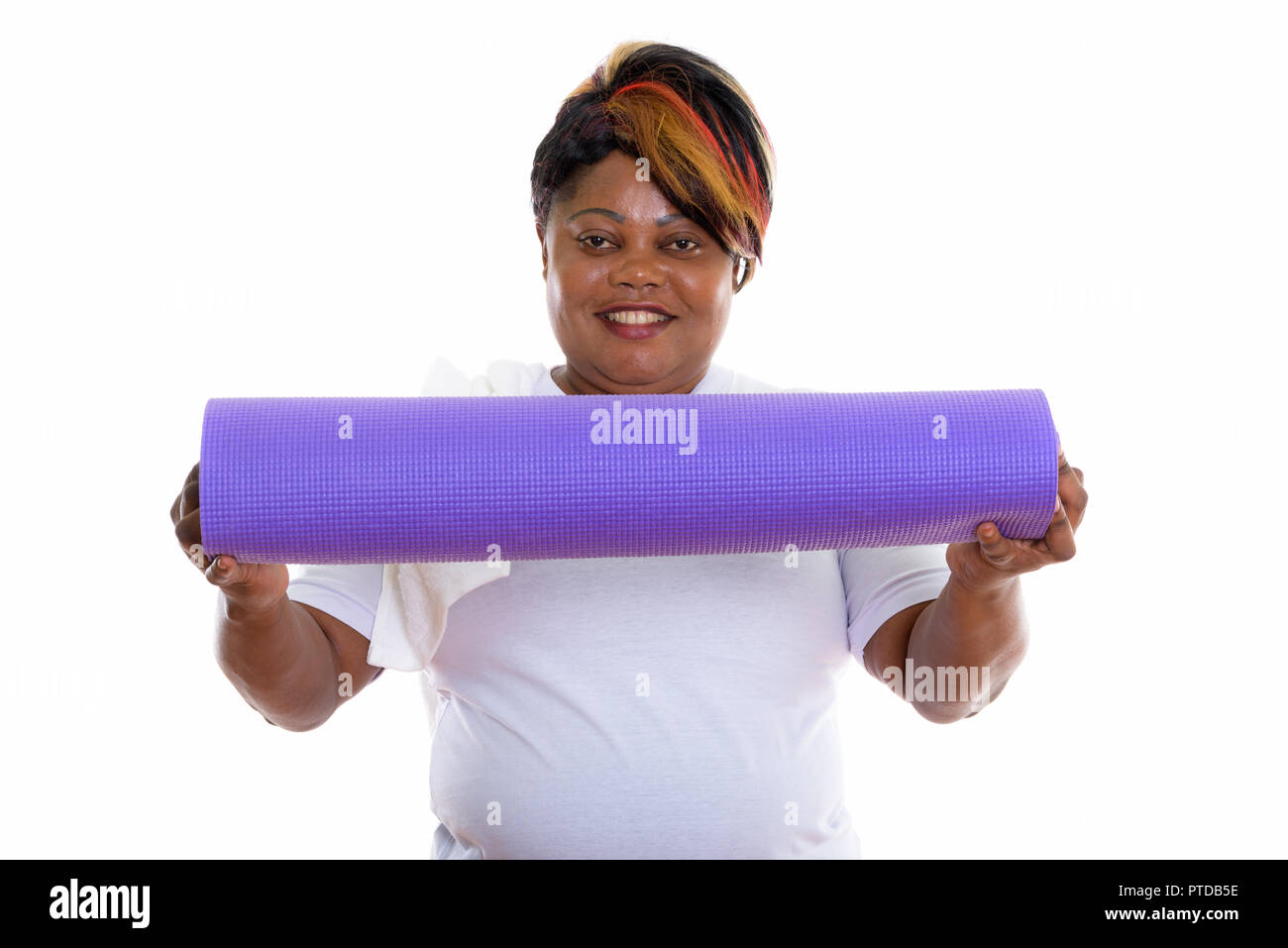 Studio shot von Happy fetten schwarzen afrikanischen Frau lächelnd während holdi Stockfoto