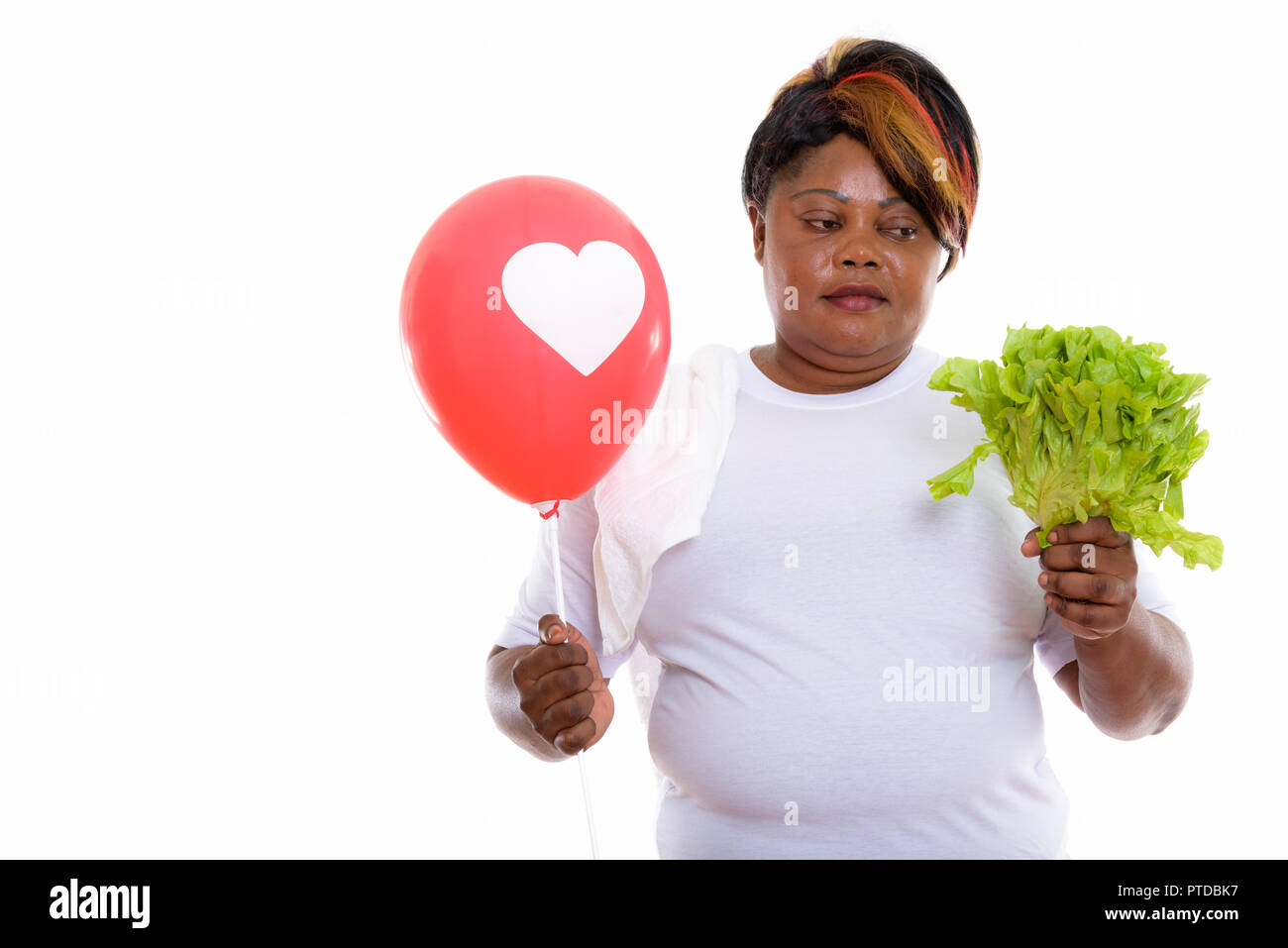 Studio Aufnahme von fetten schwarzen afrikanischen Frau in Kopfsalat und Ho Stockfoto