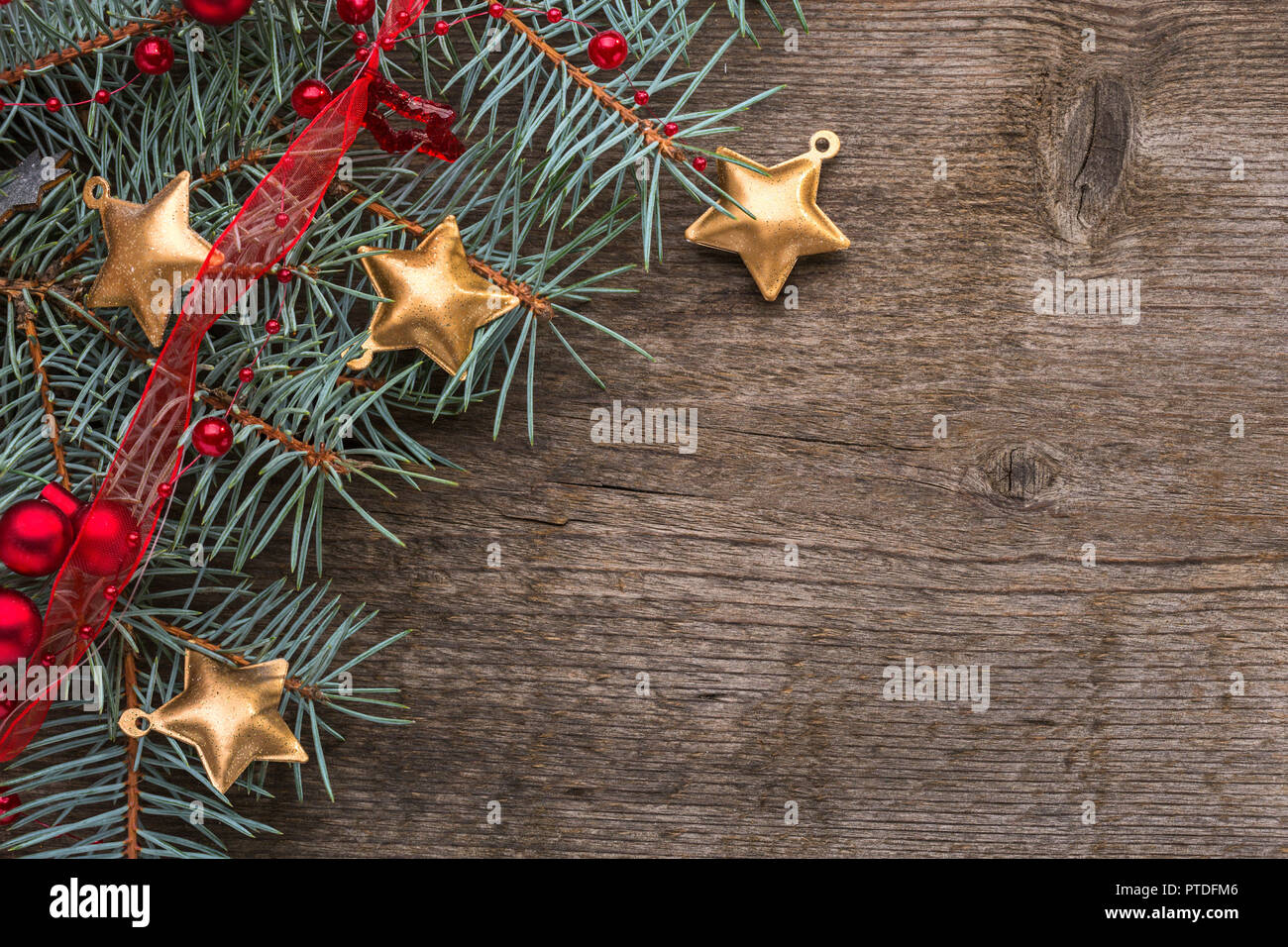 Tanne Zweig mit Weihnachtsschmuck auf alten Holz- Hintergrund mit leeren Raum für Text. Ansicht von oben. Stockfoto