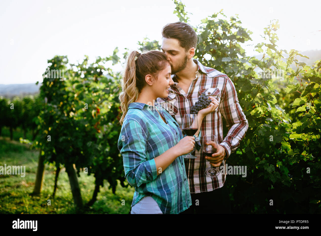 Bild mit Menschen, die Verkostung von Wein im Weinberg Stockfoto