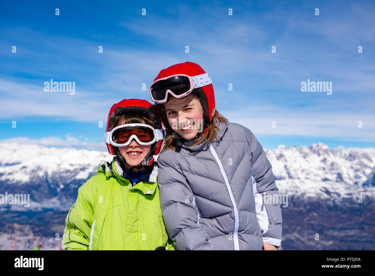 Glückliche Kinder bereit zum Skifahren in die Berge Stockfoto