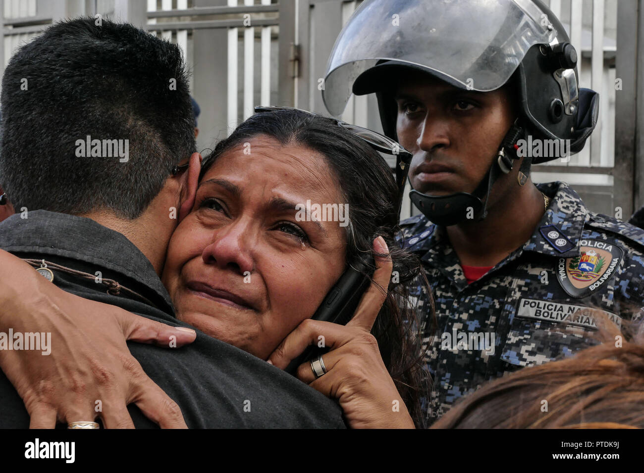 Caracas, Venezuela. 8. Oktober, 2018. Familienangehörige von Fernando Albán gesehen Trauer außerhalb der Hauptsitz der Bolivarischen National Intelligence Service. die Abgeordneten der Nationalversammlung, Anhänger der politischen Parteien und der Zivilgesellschaft versammelten sich vor dem Sitz der Bolivarischen National Intelligence Service (SEBIN) nach dem Lernen des Todes des Ratsmitgliedes der Opposition politische Partei'' Primero "Justicia" Fernando Albán, der angeblich Selbstmord begangen. Credit: ZUMA Press, Inc./Alamy leben Nachrichten Stockfoto