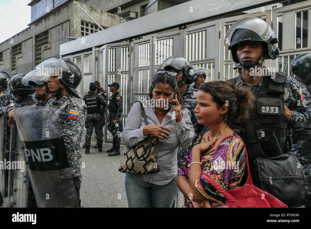 Caracas, Venezuela. 8. Oktober, 2018. Familienangehörige von Fernando Albán gesehen Trauer außerhalb der Hauptsitz der Bolivarischen National Intelligence Service. die Abgeordneten der Nationalversammlung, Anhänger der politischen Parteien und der Zivilgesellschaft versammelten sich vor dem Sitz der Bolivarischen National Intelligence Service (SEBIN) nach dem Lernen des Todes des Ratsmitgliedes der Opposition politische Partei'' Primero "Justicia" Fernando Albán, der angeblich Selbstmord begangen. Credit: ZUMA Press, Inc./Alamy leben Nachrichten Stockfoto