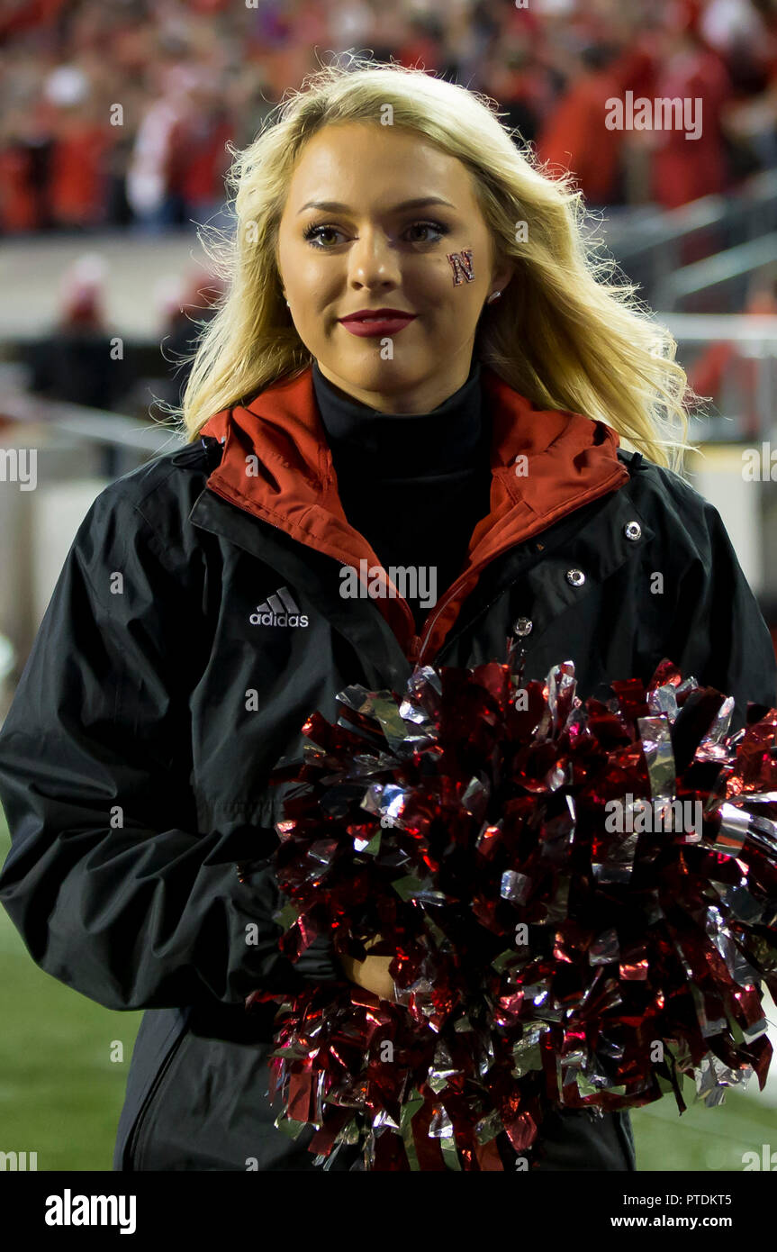 Madison, WI, USA. 6. Okt, 2018. Nebraska Cheerleader während der NCAA Football Spiel zwischen den Nebraska Cornhuskers und die Wisconsin Badgers in Camp Randall Stadium in Madison, WI. Wisconsin besiegt Nebraska 41-24. John Fisher/CSM/Alamy leben Nachrichten Stockfoto