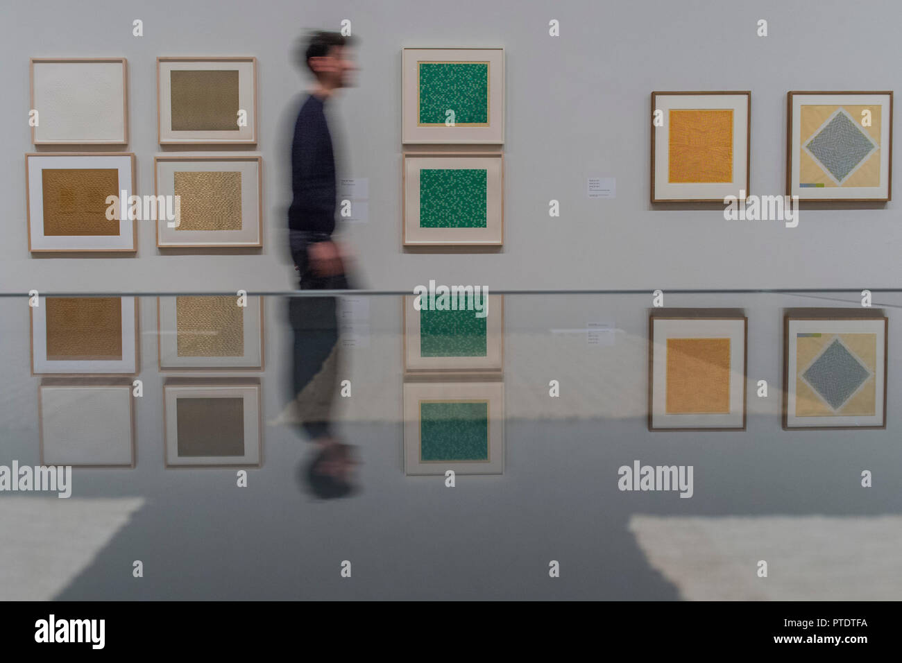 London, Großbritannien. 9. Okt. 2018. Anni Albers Ausstellung in der Tate Modern. Die Zusammenführung ihrer wichtigsten Werke aus bedeutenden Sammlungen in den USA und in Europa, von denen viele in Großbritannien zum ersten Mal gezeigt werden. Und es ist vor der Eröffnung des 100. Todestages des Bauhauses in 2019. Credit: Guy Bell/Alamy leben Nachrichten Stockfoto