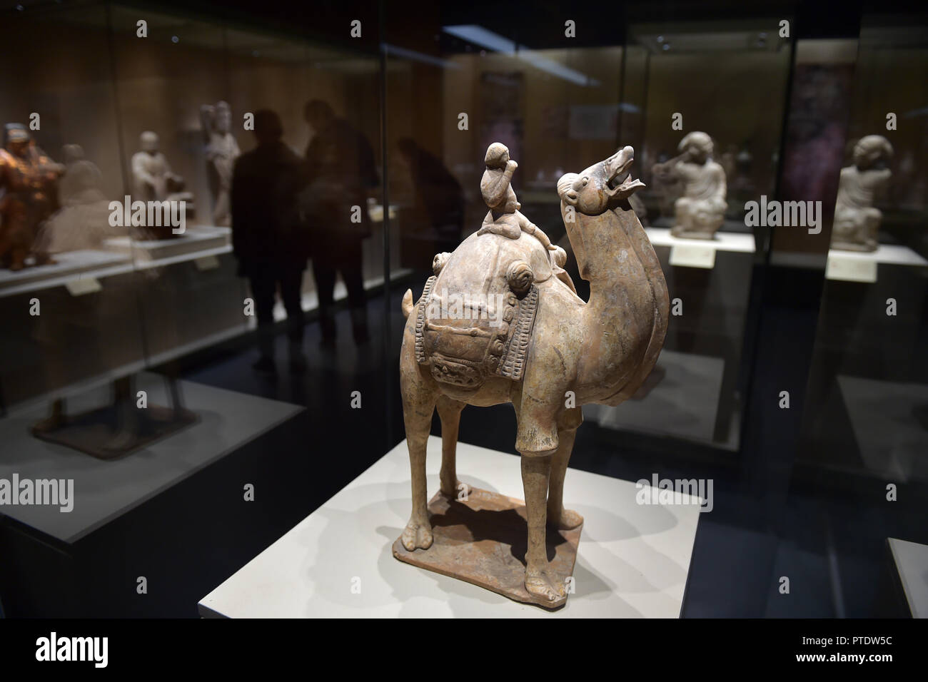 (181009) - - Taiyuan, Oktober 9, 2018 (Xinhua) - eine Farbe lackierte Camel rider Statuette ist am 'angezeigt, Kollision und Verschmelzung: Die Große Mauer Kultur Ausstellung "in Shanxi Provincial Museum in Taiyuan, Provinz Shanxi im Norden Chinas, Oktober 9, 2018. Die Ausstellung verfügt über 276 Stücke (Sets) von Reliquien, die Architektur und die historischen Fakten über die Große Mauer, beim Aufdecken der Zusammenstoß und der Verschmelzung von der Landwirtschaft und der nomadischen Zivilisation. Die Veranstaltung wird gemeinsam von vier Provinzen-Museen und läuft bis zum 1. Januar 2019 statt. (Xinhua / Zhan Yan) (lmm) Stockfoto