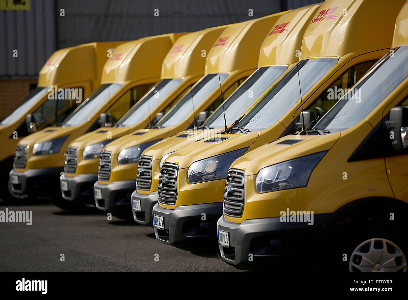 09 Oktober 2018, Nordrhein-Westfalen, Köln: Fahrzeuge der elektrisch angetriebenen Transporter StreetScooter Arbeit XL sind vor der Fabrik gebäude bei Ford geparkt. Zum ersten Mal hat die Deutsche Post DHL ist nicht Gebäude der Straße Roller selbst, sondern in Zusammenarbeit mit dem Automobilhersteller Ford. Foto: Oliver Berg/dpa Stockfoto