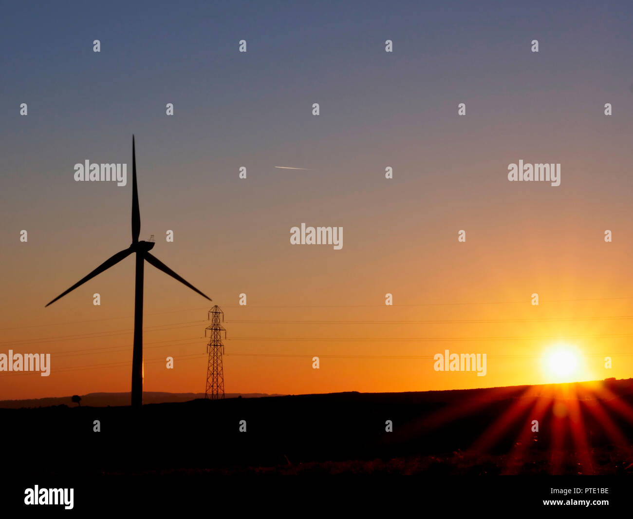 Harborough Felsen Windpark, Peak District, UK. 9. Oktober, 2018. UK Wetter einen spektakulären Sonnenuntergang an Harborough Felsen Windpark nach einem ungewöhnlich warmen Oktober Tag im Peak District National Park durch den Klimawandel und die globale Erwärmung Credit: Doug Blane/Alamy leben Nachrichten Stockfoto