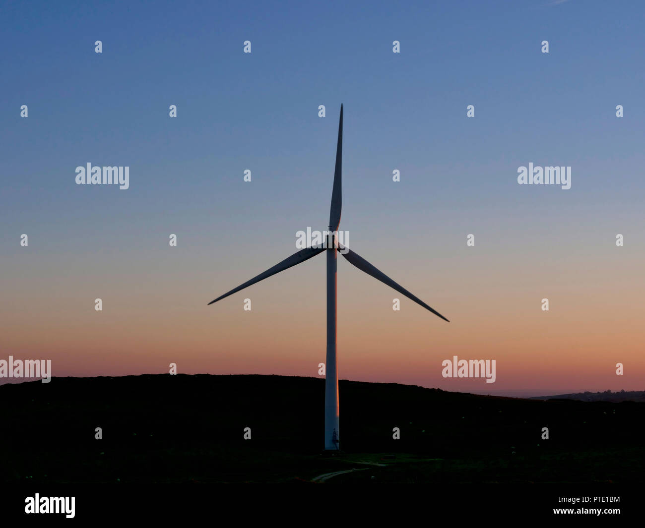 Harborough Felsen Windpark, Peak District, UK. 9. Oktober, 2018. UK Wetter einen spektakulären Sonnenuntergang an Harborough Felsen Windpark nach einem ungewöhnlich warmen Oktober Tag im Peak District National Park durch den Klimawandel und die globale Erwärmung Credit: Doug Blane/Alamy leben Nachrichten Stockfoto
