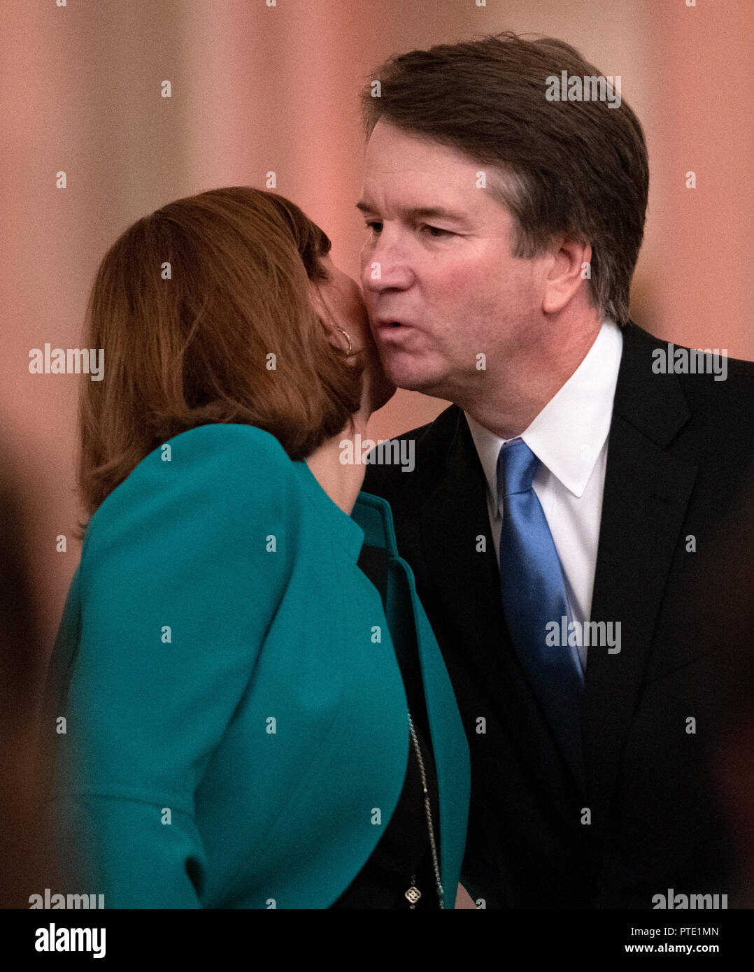 Associate Gerechtigkeit des US Supreme Court Brett Kavanaugh küsst seine Frau Ashley, als er seine Erläuterungen zu dem Schluss als Präsidenten der Vereinigten Staaten Donald J. Trumpf Hosts eine feierliche Vereidigung von ihm im East Room des Weißen Hauses in Washington, DC am Montag, 8. Oktober 2018. Kavanaugh nahm formell den Eid am Samstag, Stunden, nachdem er durch den US-Senat bestätigt wurde. Credit: Ron Sachs/CNP (Einschränkung: Keine New York oder New Jersey Zeitungen oder Zeitschriften innerhalb eines 75-Meilen-Radius von New York City) | Verwendung weltweit Stockfoto