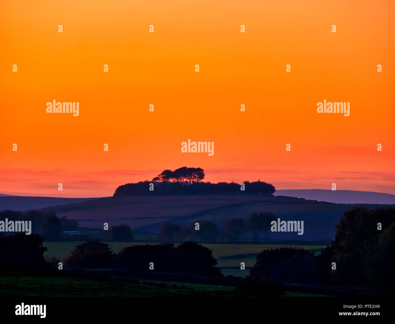 Minning niedrige Hügel. 9. Okt. 2018. UK Wetter spektakulären Sonnenuntergang über Minning niedrigen Hügel historischen England Monument mit einem chambered Grab & zwei Schüssel barrows Peak District National Park, UK Credit: Doug Blane/Alamy leben Nachrichten Stockfoto