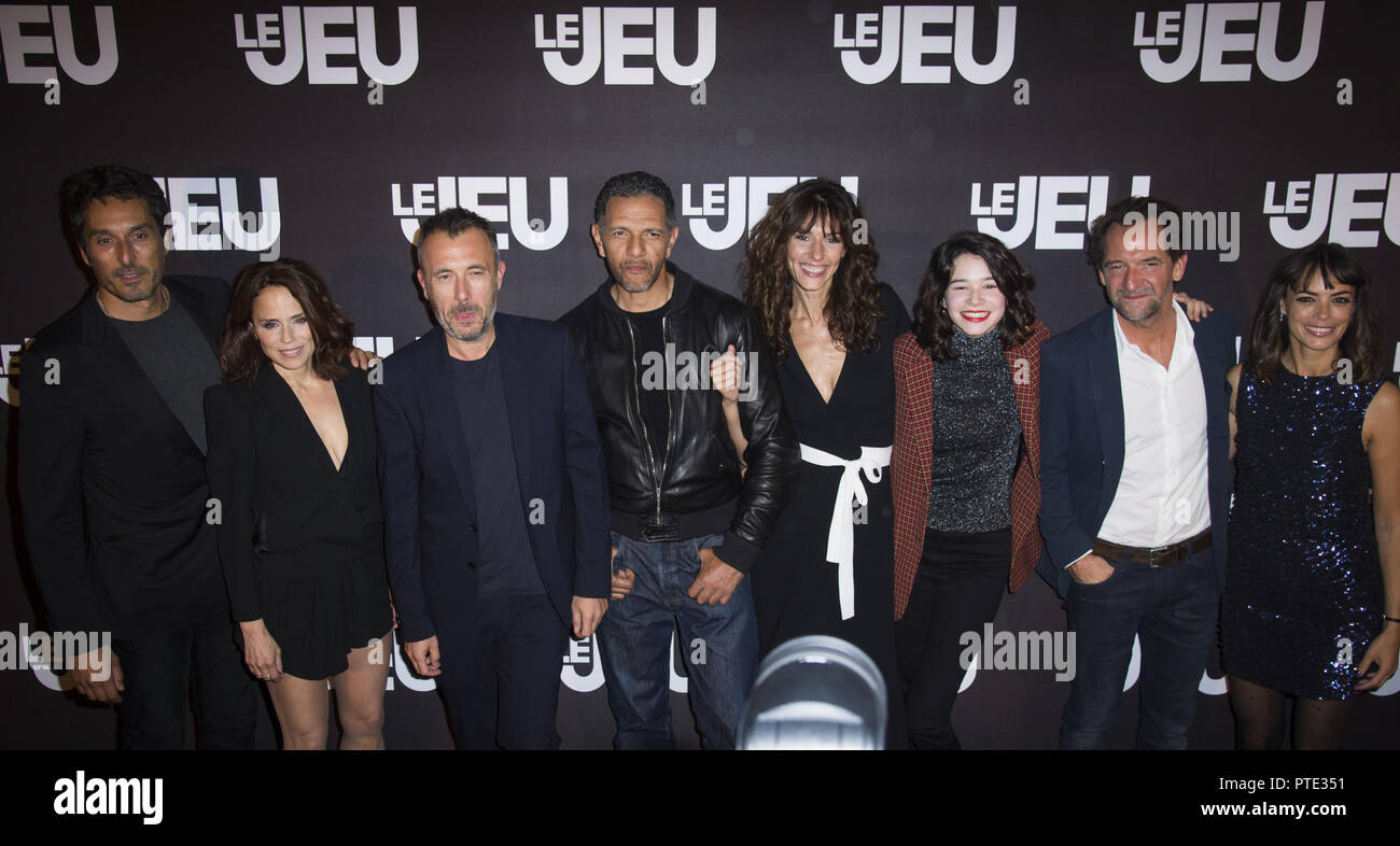 Paris, Frankreich. 9. Okt., 2018. Vincent Elbaz Suzanne Clement Regisseur Fred Cavaye Roschdy Zem Doria Tillier Fleur Fitoussi Stephane de Groodt und Berenice Bejot gesehen für ein Foto posiert Während der Premiere Le Jeu im Kino UGC Normandie. Credit: Thierry Le Fouille/SOPA Images/ZUMA Draht/Alamy leben Nachrichten Stockfoto