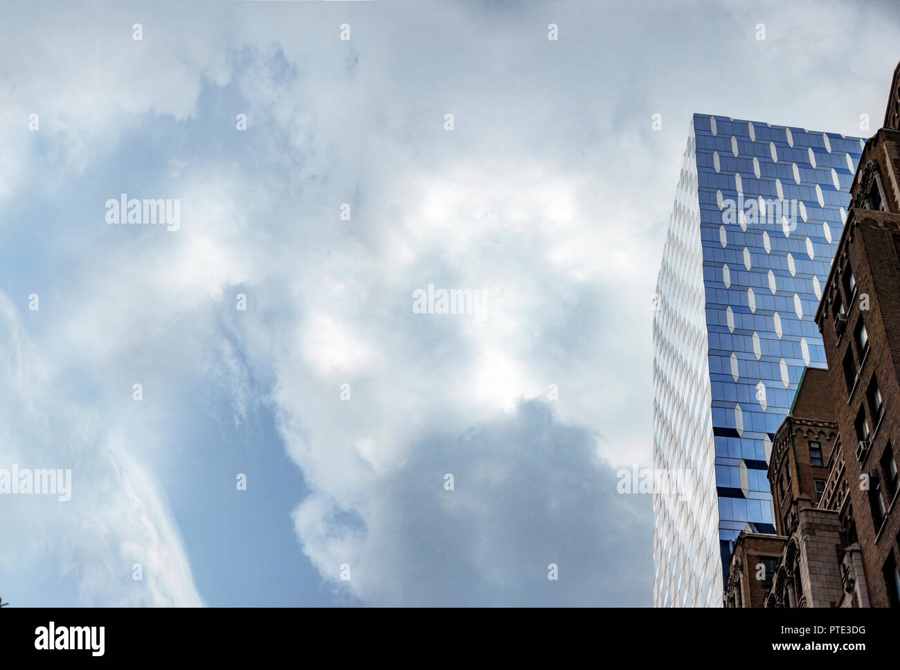 Tag blaue Wolke Himmel mit hohen rize neuen und alten Gebäuden urbane Metropole Stockfoto