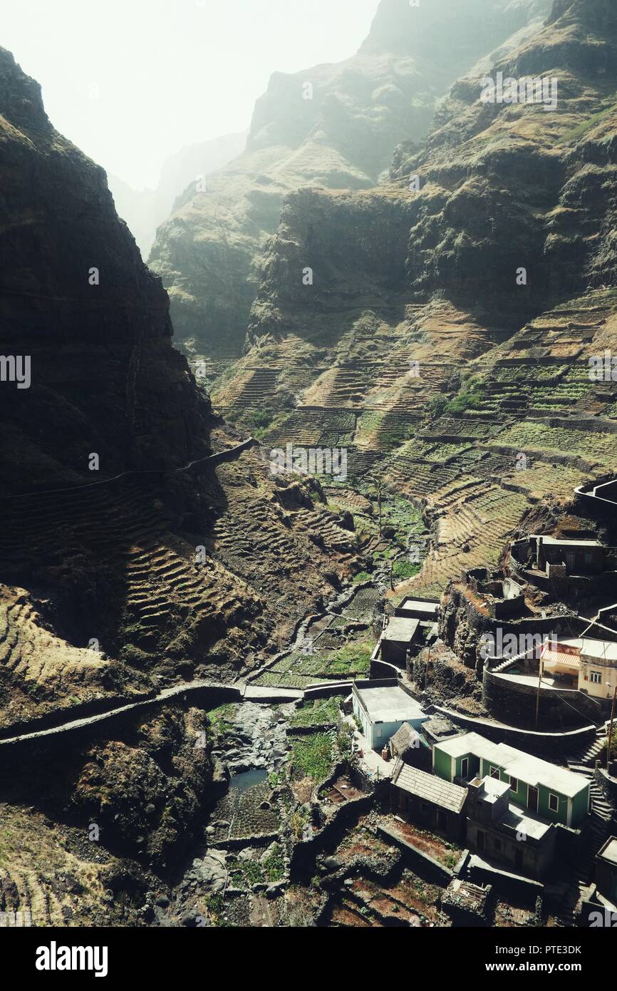 Santo Antao, Kap Verde - Jan 5 2016: typische Landschaft der Insel mit kleinen Dörfern in den trockenen trockenen Tälern verborgen Stockfoto