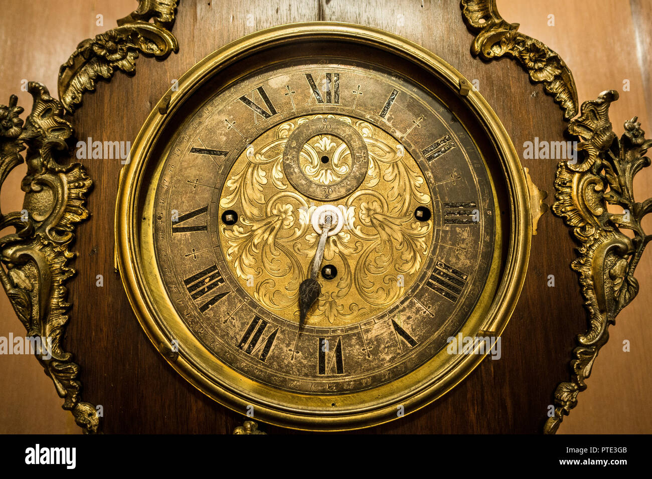 Dekorativen alte klassische Uhr mit gebrochenen Armen Stockfoto