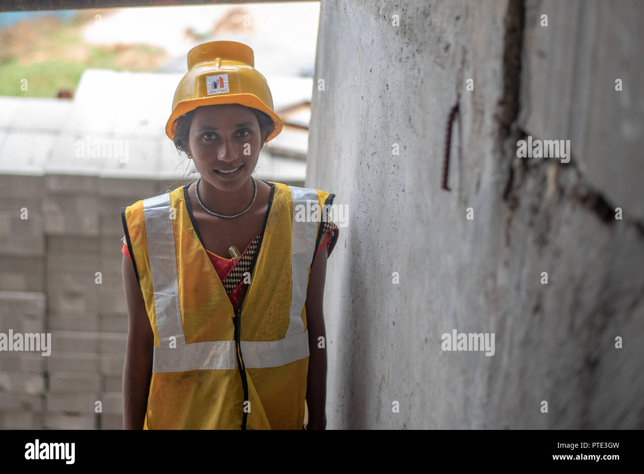 Frau Arbeiter mit der Sicherheit tragen in Gebäude Baustelle. Urban-Städte in Indien sieht viele Projekte in der Entwicklung. Stockfoto