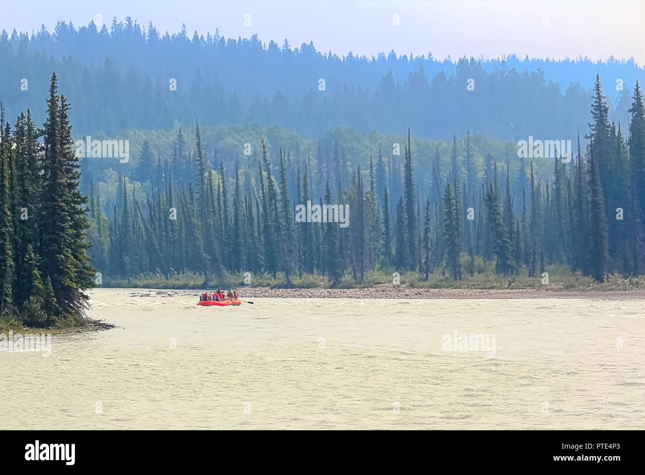 Eine rote Raft den Fluss hinunter Stockfoto