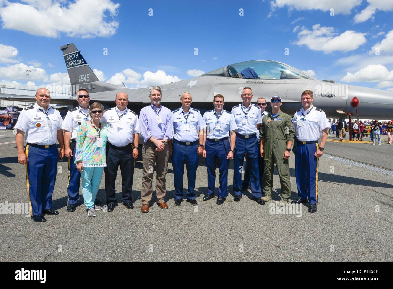 Us-Botschafter in Kolumbien Kevin Whitaker spricht mit militärischen Führern aus der South Carolina National Guard und 12 Air Force während der F-AIR Kolumbien Air Show in Rionegro, Antioquia, Kolumbien, 13. Juli 2017. Die Vereinigten Staaten in eine militärische Beteiligung der Air Show bietet eine Gelegenheit zur Verstärkung unseres militärischen Beziehungen mit regionalen Partnern und bietet die Möglichkeit, mit unseren kolumbianischen Luftwaffe Gegenstücke zu erfüllen. Das South Carolina National Guard wurde mit Kolumbien über die Nationalgarde Partnerschaft Programm gekoppelt seit 2012. Stockfoto