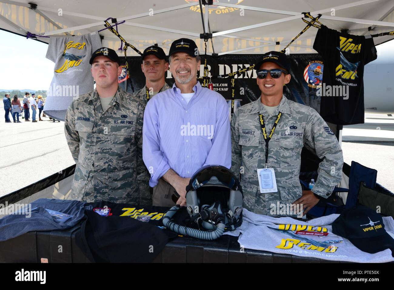 Us-Botschafter in Kolumbien Kevin Whitaker posiert für ein Foto mit US-Flieger auf die Viper Osten Demonstration Team zugewiesen, während der F-AIR Kolumbien Air Show in Rionegro, Antioquia, Kolumbien, 13. Juli 2017. Die Vereinigten Staaten in eine militärische Beteiligung der Air Show bietet eine Gelegenheit zur Verstärkung unseres militärischen Beziehungen mit regionalen Partnern und bietet die Möglichkeit, mit unseren kolumbianischen Luftwaffe Gegenstücke zu erfüllen. Das South Carolina National Guard wurde mit Kolumbien über die Nationalgarde Partnerschaft Programm gekoppelt seit 2012. Stockfoto