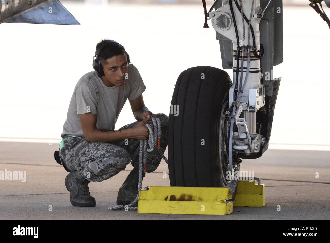 Us Air Force Senior Airman Julio España, 354 Aircraft Maintenance Squadron C A-10 Thunderbolt II Mannschaft Leiter, wartet zu ziehen Bremsklötze für eine A-10 in Davis-Monthan Air Force Base, Ariz., 14. Juli 2017 veröffentlichen. Das erste Modell der A-10, A-10 A, zu D-M AFB im Okt. 1975 geliefert wurde und die A-10C im Sept. 2007 angekommen. Stockfoto