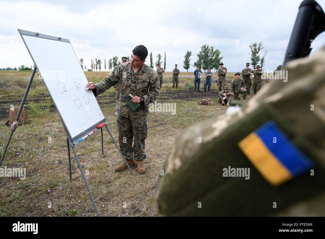 SHIROKY LAN, in der Ukraine (13. Juli 2017) US Marine Sgt. Adam Clark, lehrt Ukrainischen marines über die Objektiven patrouillieren während der militärischen Operationen in urbanem Gelände Training für übung Sea Breeze 2017 Shiroky Lan, Ukraine, Juli 13. Sea Breeze ist eine in den USA und der Ukraine gemeinsam Multinationale maritime Übung im Schwarzen Meer statt und wurde entwickelt, um die Interoperabilität der beteiligten Nationen zu verbessern und die Sicherheit im Seeverkehr in der Region zu stärken. Stockfoto