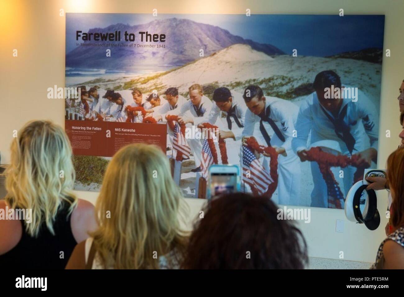 MARINE CORPS AIR STATION KANEOHE BAY - Mitglieder der Familie tour John Finn's ein Plakat Blick von kurz nach dem Angriff auf Pearl Harbor Marine Corps Air Station, Kaneohe Bay Juli 14, 2017. Die Tour erlaubt Familie Mitglieder das Vermächtnis von Finn links nach Durchführung der Meisterstücke von Heldentum, erwarb sich die erste Medaille der Ehre des Zweiten Weltkriegs zu erkunden. Stockfoto