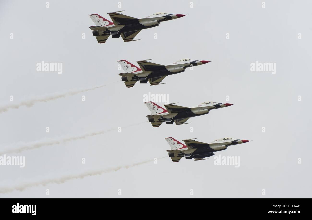 FAIRFORD, Großbritannien - der US Air Force Thunderbird aeronautical Team fliegen Vergangenheit Zuschauer während der 2017 Royal International Air Tattoo (RIAT) an RAF Fairford, Vereinigtes Königreich, am 15. Juli 2017. In diesem Jahr feiert 70-jähriges Jubiläum der US-Air Force, die während RIAT durch seine Abstammung und Fortschritte in militärischen Flugzeugen hervorgehoben wurde. Stockfoto