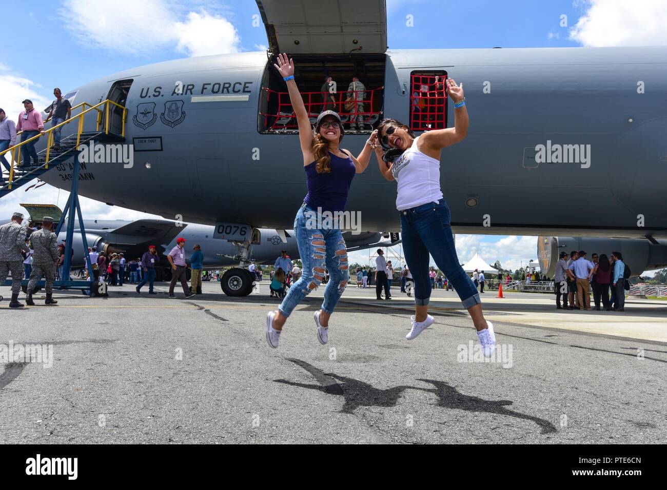 Gäste nehmen an der Feria Aeronautica Internacional - Kolumbien 2017 in Rionegro, Kolumbien, 14. Juli 2017. Die United States Air Force ist die Teilnahme an der 4-tägigen Air Show mit zwei Südcarolina Air National Guard F-16 als statische Displays, plus statischem zeigt von einer KC-135, KC-10, zusammen mit einer F-16 Antenne Demonstration des Air Combat Command Viper Osten Demo Team. Vereinigte Staaten militärische Beteiligung in der Air Show bietet eine Gelegenheit zur Verstärkung unseres militärischen Beziehungen mit regionalen Partnern und bietet die Möglichkeit, mit unseren kolumbianischen Luftwaffe zählen zu erfüllen Stockfoto