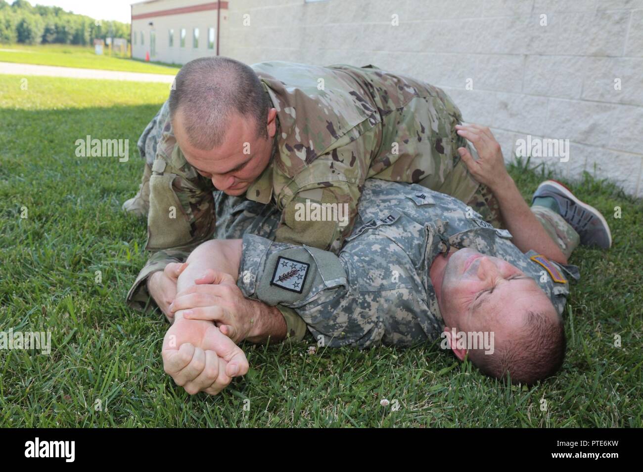 Us-Armee SPC. Lukas Carter, 52 Ordnance Gruppe (EOD), führt verschiedene combatives bewegt sich während einer modernen Armee Combatives Programm Wissen testen, Aberdeen Proving Ground, Md., 11. Juli 2017. 20 CBRNE besten Krieger Wettbewerb ist eine Abteilung level Wettbewerb, ein Soldat und ein nicht identifizieren - Offizier zu FORSCOM's Best Krieger Wettbewerb um fortzufahren. Stockfoto