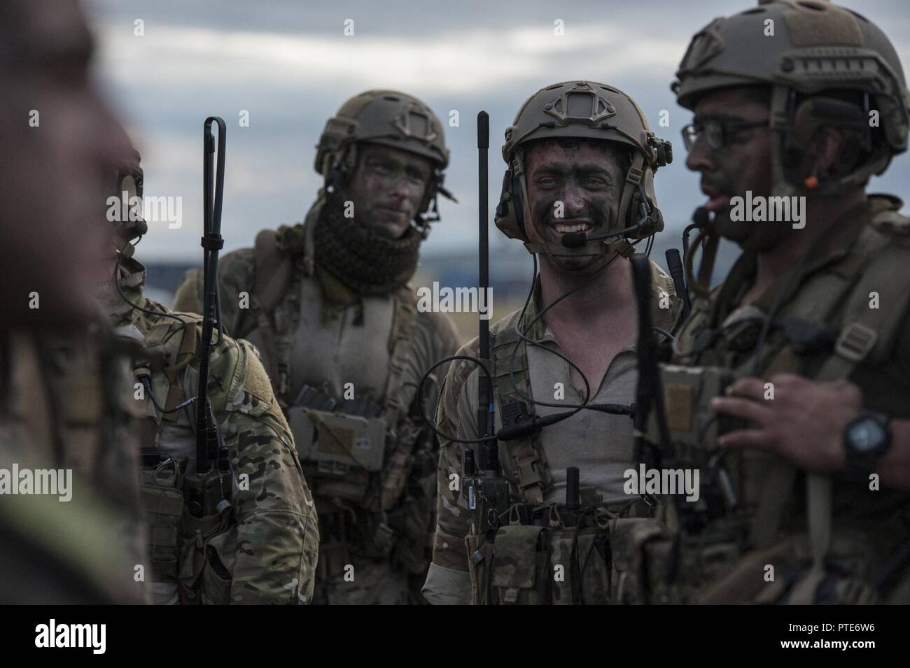 Us Air Force 320 Spezielle Taktiken Squadron combat Controller und US Marine Corps 3 Reconnaissance Bataillon Betreiber zusammen, und nach der Extraktion am 13. Juli 2017 von Shoalwater Bay Ausbildung Gebiet in Queensland, Australien. Das team Infilled zwei Tage vor massiven der Übung taktische (TAC) airdrop von 500 Jumper um die Drop Zone schaffen. Stockfoto