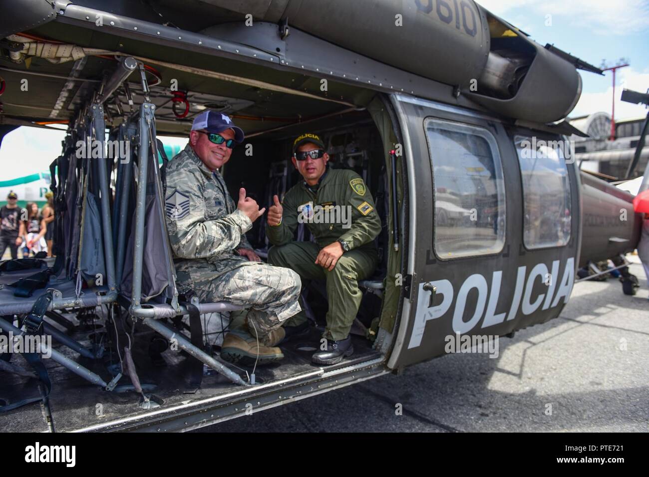 Us Air Force Master Sgt. Michael Glenn, die 169Th South Carolina der Air National Guard Aircraft Maintenance Squadron zugeordnet, stellt mit der Kolumbianischen Policia Nacional während der Feria Aeronautica Internacional - Kolumbien in Rionegro, 16. Juli 2017. Die United States Air Force nahmen an der viertägigen Luft und Messe die statische Displays von verschiedenen Flugzeugen die F-16, KC-10 und KC-135. Während der Air Show Air Combat Team Viper Osten Demo Team täglich durchgeführt und eine B-52 von US Strategic Command eine Überführung. Die Vereinigten Staaten militärische Beteiligung ich Stockfoto